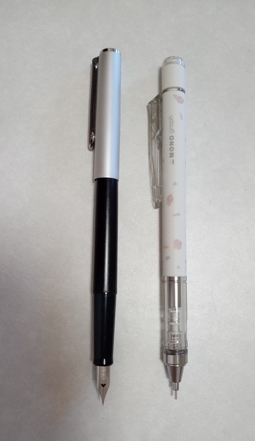 ハイエースネオ万年筆とMONO graph(モノグラフ)を並べたところ