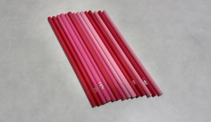 ダイソーさんかく鉛筆を並べたところ