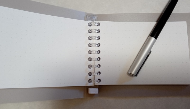 ハイエースネオ万年筆とダイソーのコンパクトカラーバインダーノート