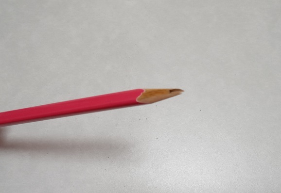 ダイソーさんかく鉛筆の芯が折れたところ